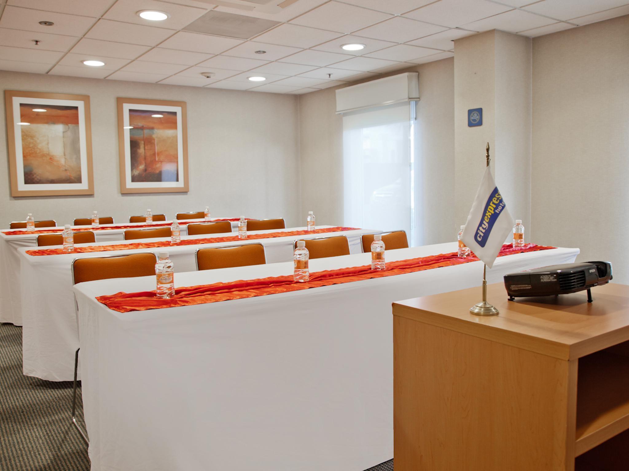 City Express By Marriott Celaya Parque Екстериор снимка