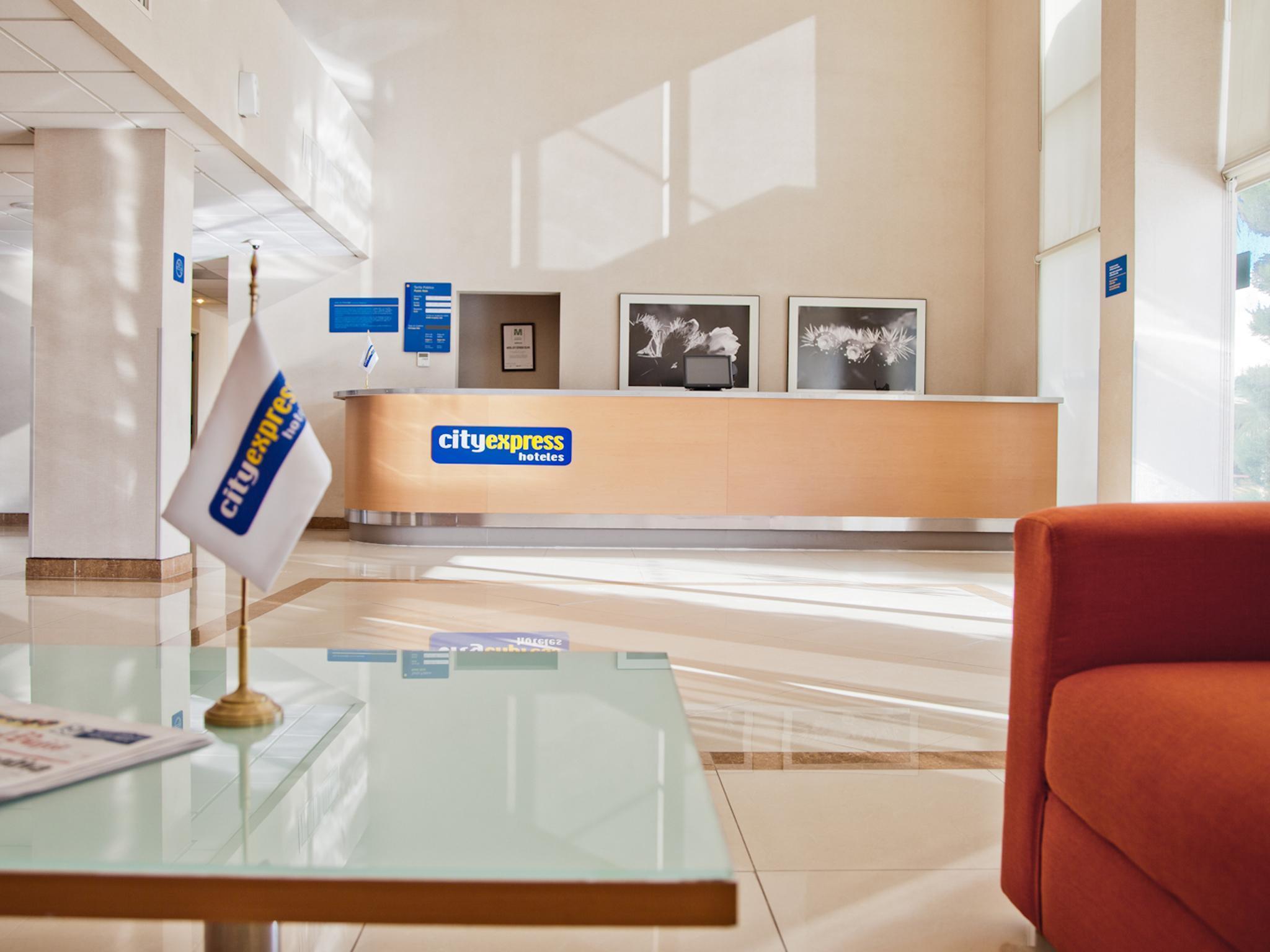 City Express By Marriott Celaya Parque Екстериор снимка