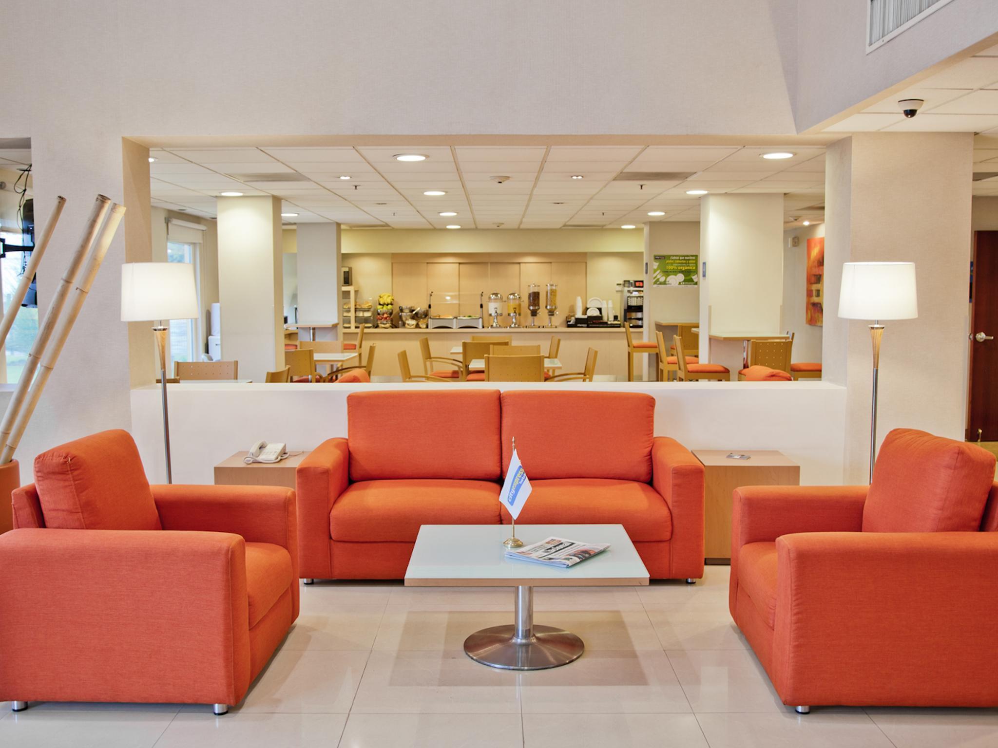City Express By Marriott Celaya Parque Екстериор снимка