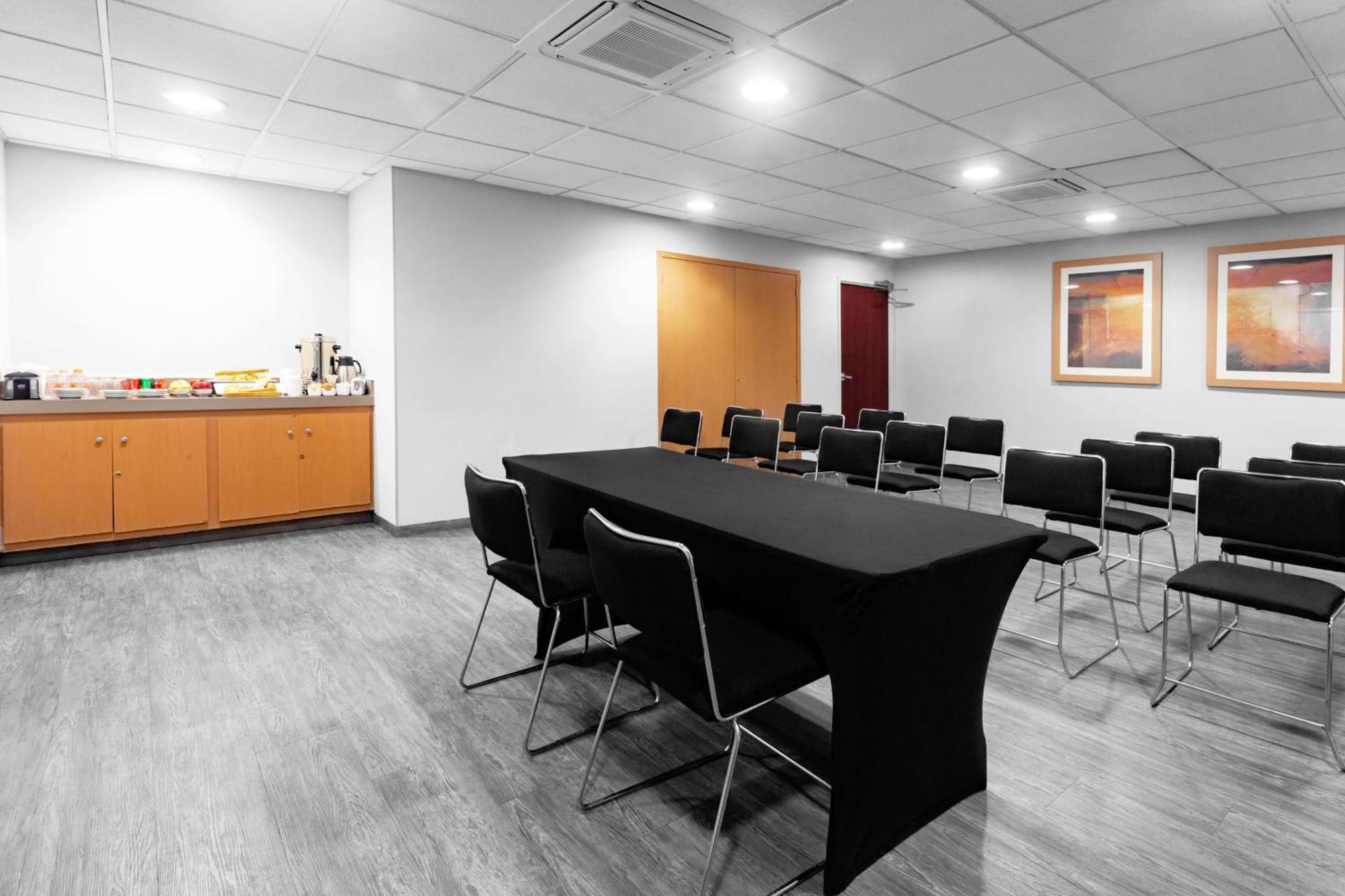 City Express By Marriott Celaya Parque Екстериор снимка