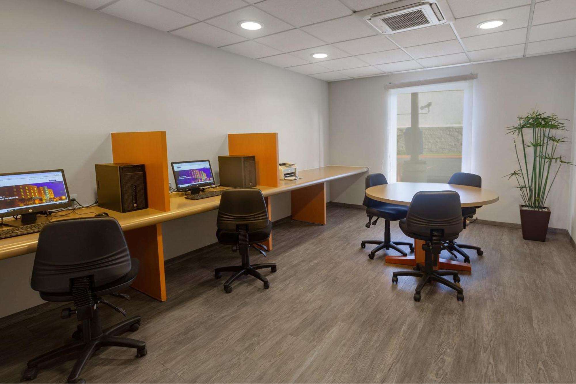 City Express By Marriott Celaya Parque Екстериор снимка