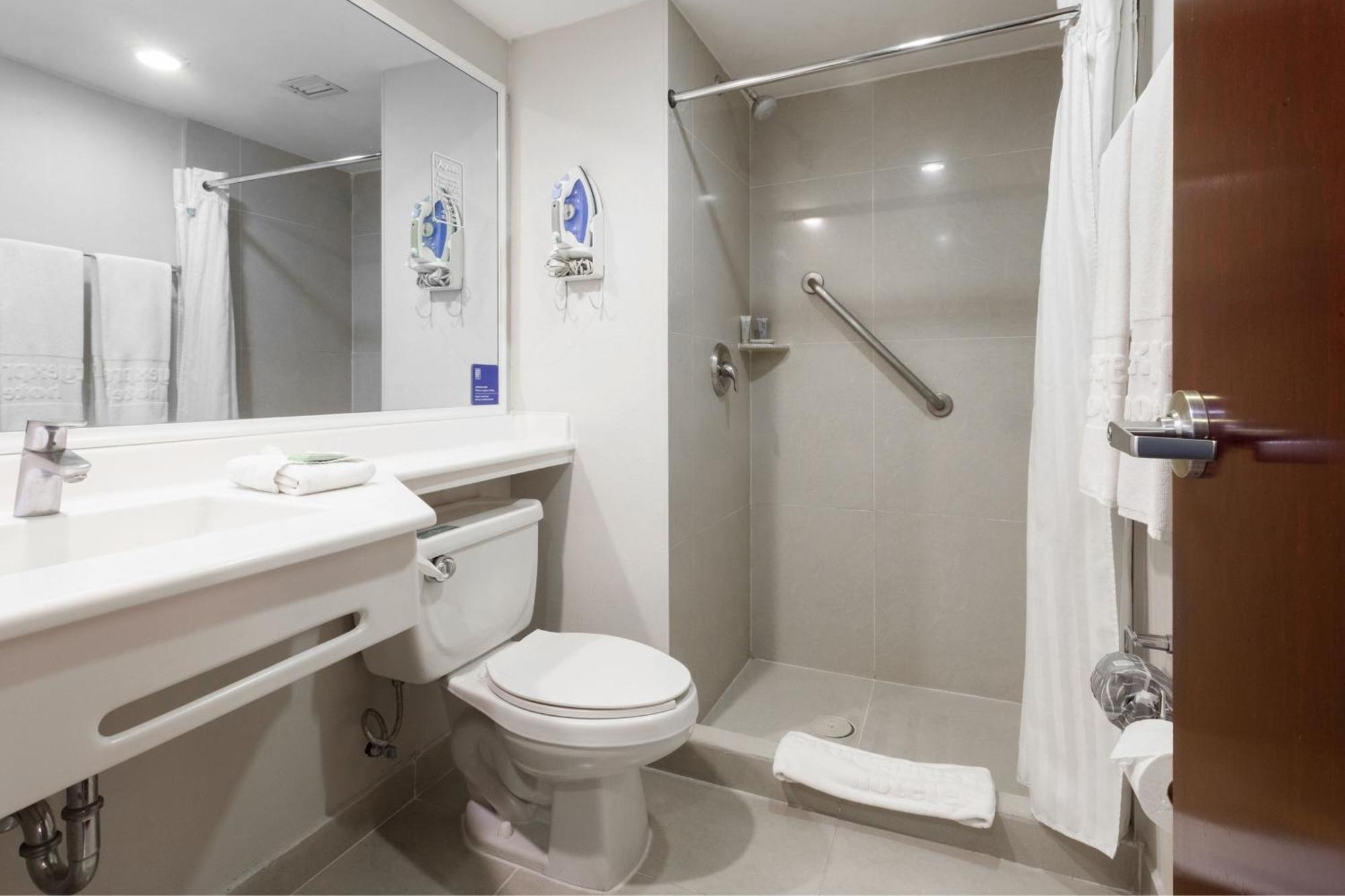 City Express By Marriott Celaya Parque Екстериор снимка