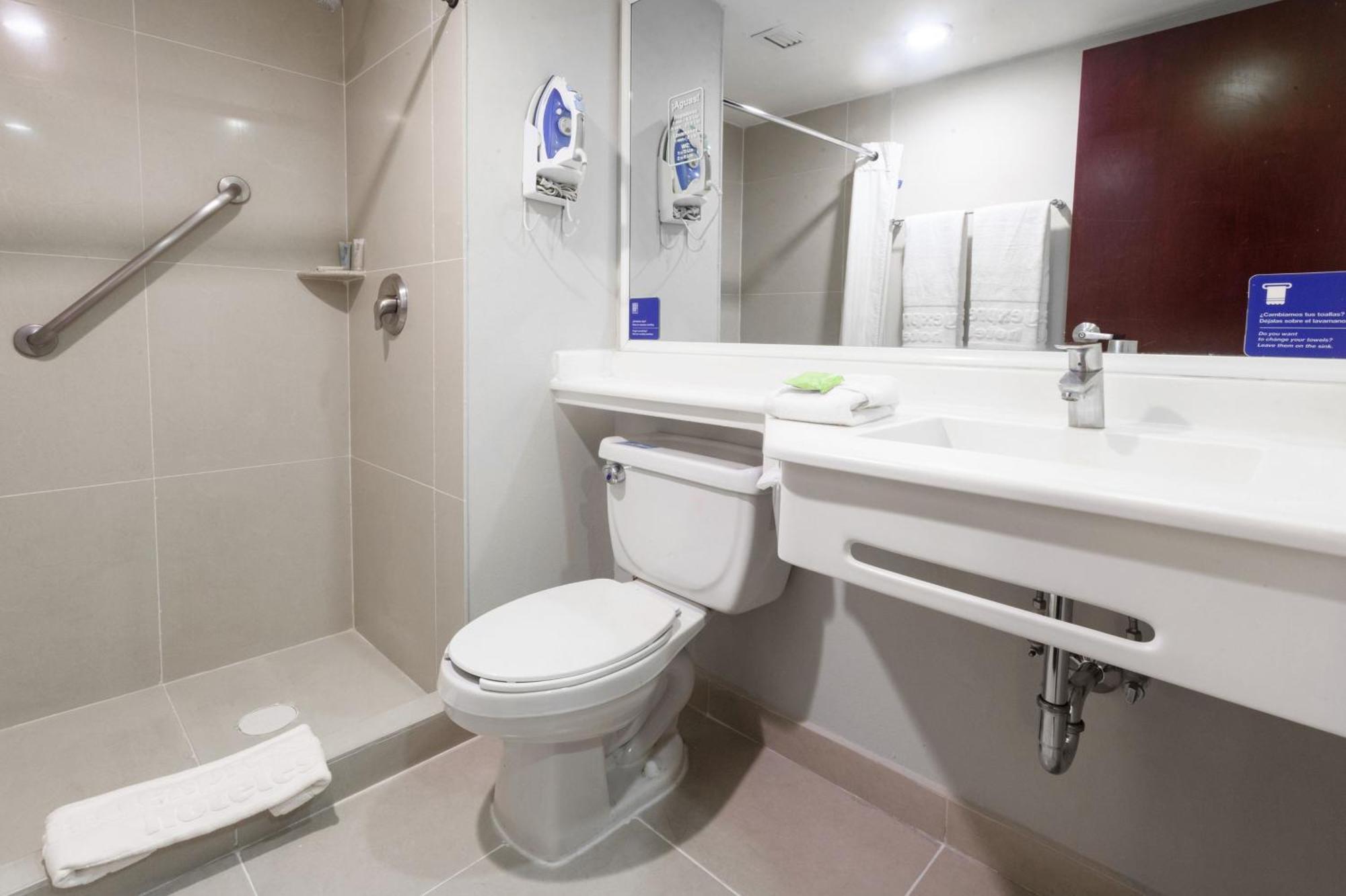City Express By Marriott Celaya Parque Екстериор снимка
