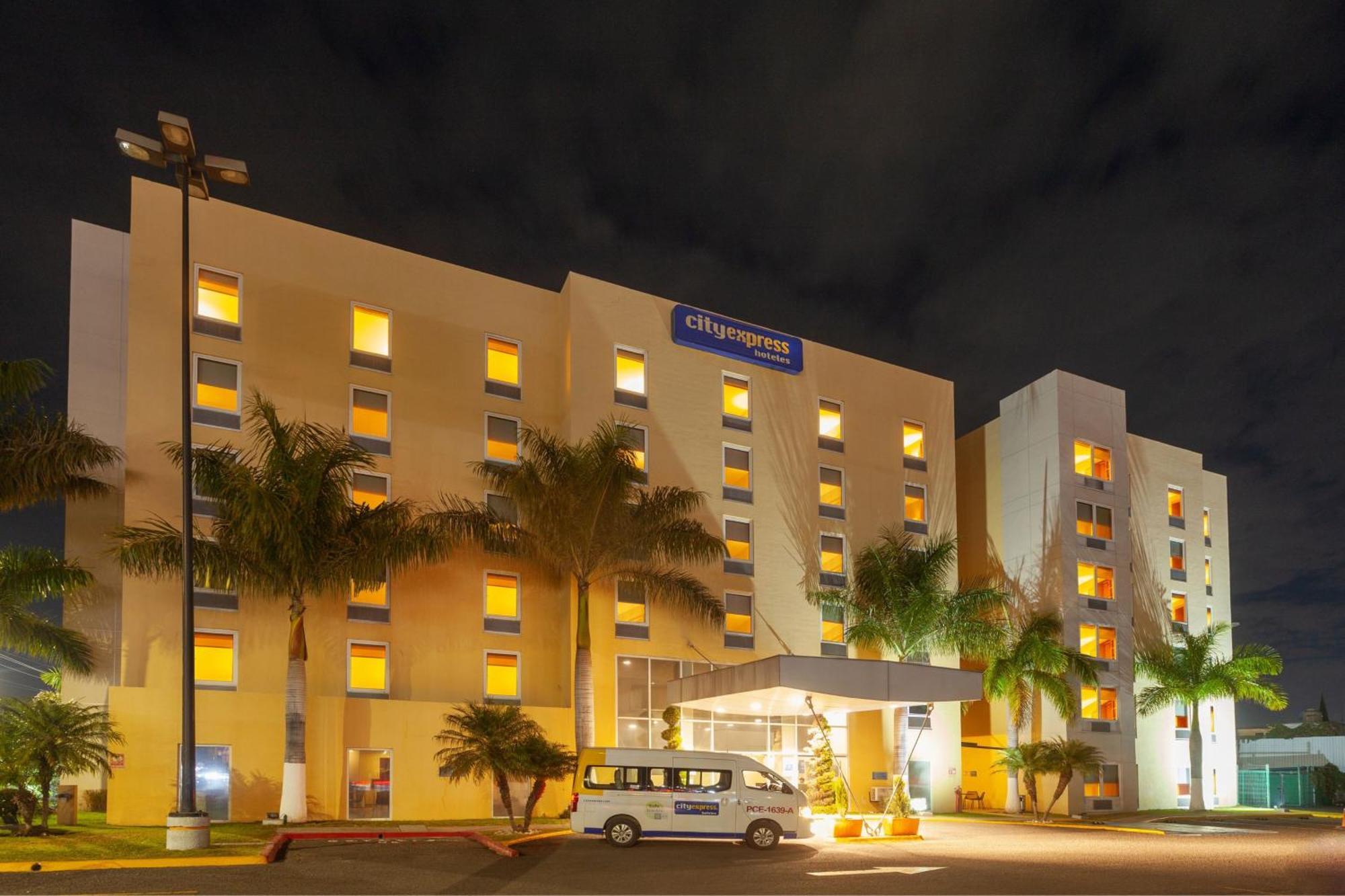 City Express By Marriott Celaya Parque Екстериор снимка