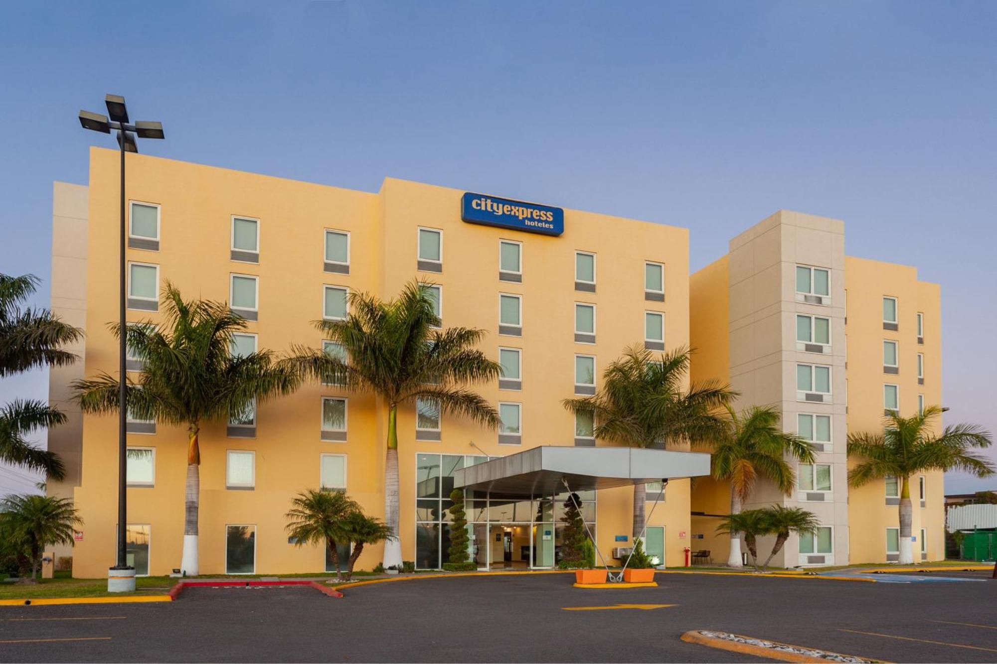 City Express By Marriott Celaya Parque Екстериор снимка